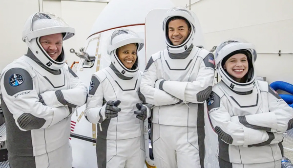 SpaceX: సామాన్యులను అంతరిక్షంలోకి తీసుకెళ్లిన స్పేస్‌ఎక్స్‌