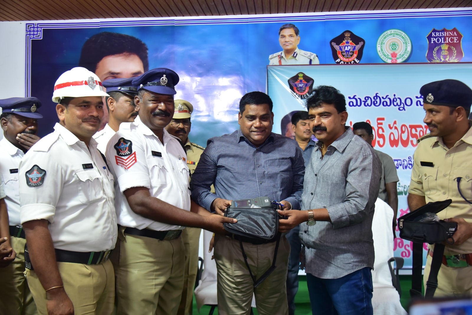 ట్రాఫిక్‌ పోలీసులకు పరికరాలు అందచేత