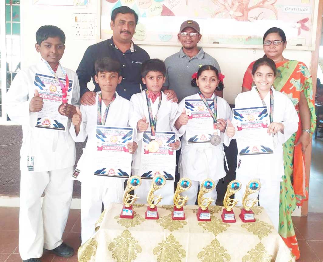 శ్రీ చైతన్య విద్యార్థులకు కరాటేలో పతకాలు