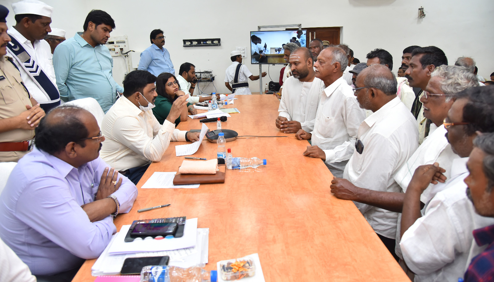 ప్రభుత్వ ఆస్తుల లీజుడాక్యుమెంట్లు రిజిస్ట్రేషన్‌ తప్పనిసరి :కలెక్టర్‌