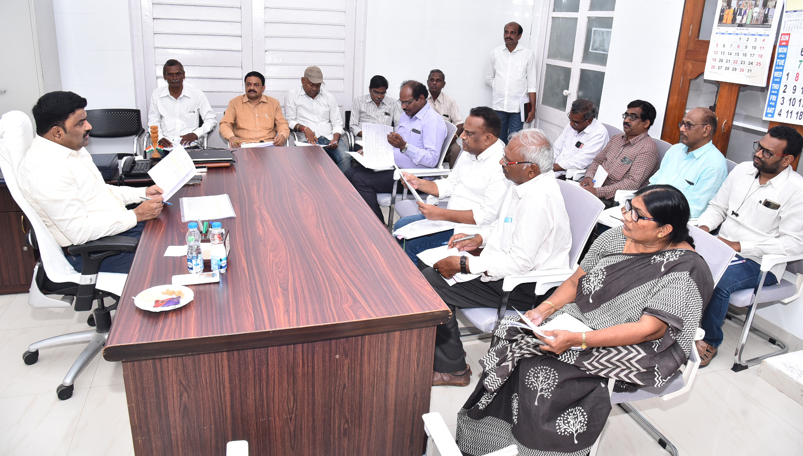 స్థానిక సంస్థల ఎన్నికలకు సిద్ధంగా ఉండాలి : కలెక్టర్‌
