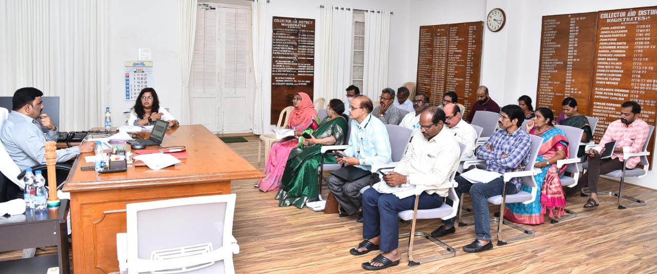 ప్రజాశక్తి-కలెక్టరేట్‌ (కృష్ణా) రాష్ట్ర ప్రభుత్వ ప్రధాన కార్యదర్శి కె.ఎస్‌.జవహర్‌ రెడ్డి జిల్లా కలెక్టర్లతో గురువారం వీడియోకాన్ఫరెన్స్‌ నిర్వహించి స్కూల్‌ ఎడ్యుకేషన్‌, అనీమియా, గడప గడపకు మన ప్రభుత్వం, స్పందన, సుస్థిరాభివృద్ధి లక్ష్యాలు తదితర అంశాలపై అమరావతి సచివాలయం నుండి వీడియోకాన్ఫరెన్స్‌ నిర్వహించి సమీక్షించారు. 