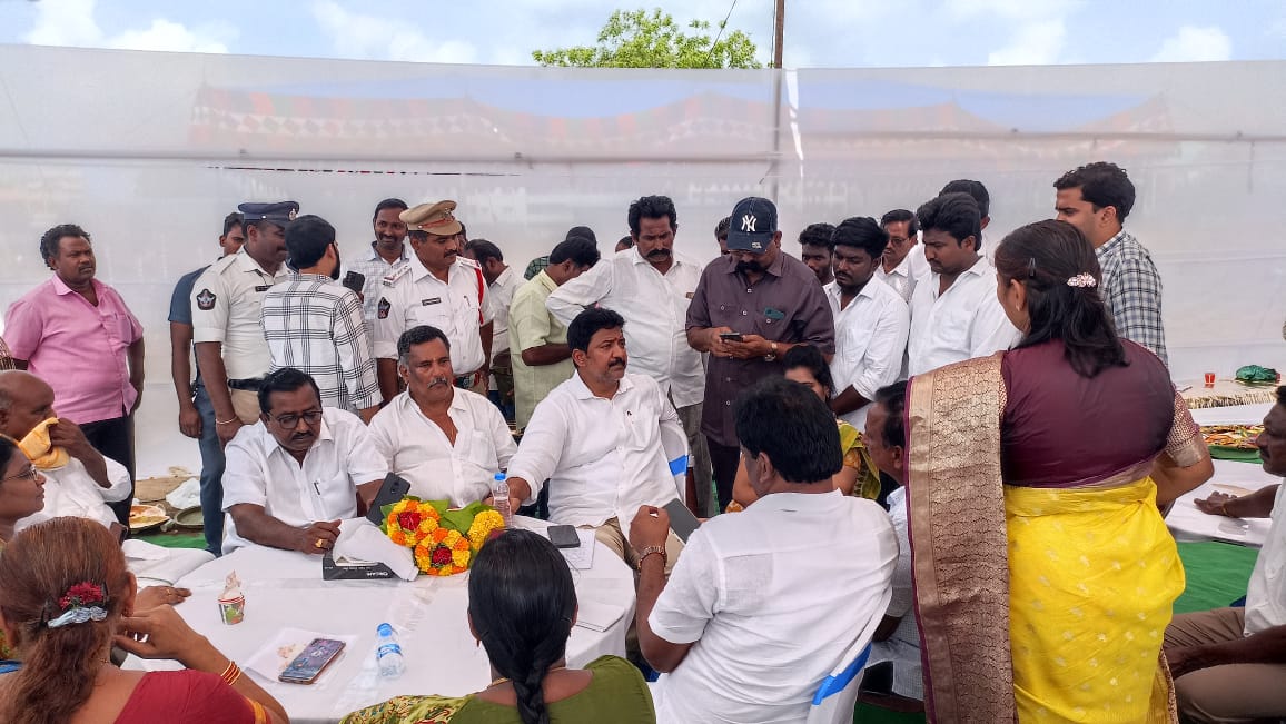 రైతులకు ధాన్యం బకాయిలు చెల్లింపుకు చర్యలు తీసుకోవాలి ఎమ్మెల్యే వంశీ