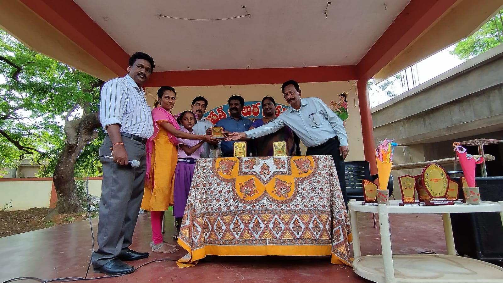 మహిళలు అన్ని రంగాల్లో రాణించాలి