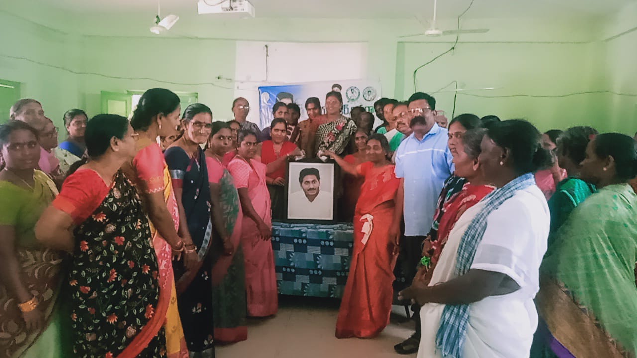 సిఎం జగన్‌ చిత్రపటానికి పాలాభిషేకాలు