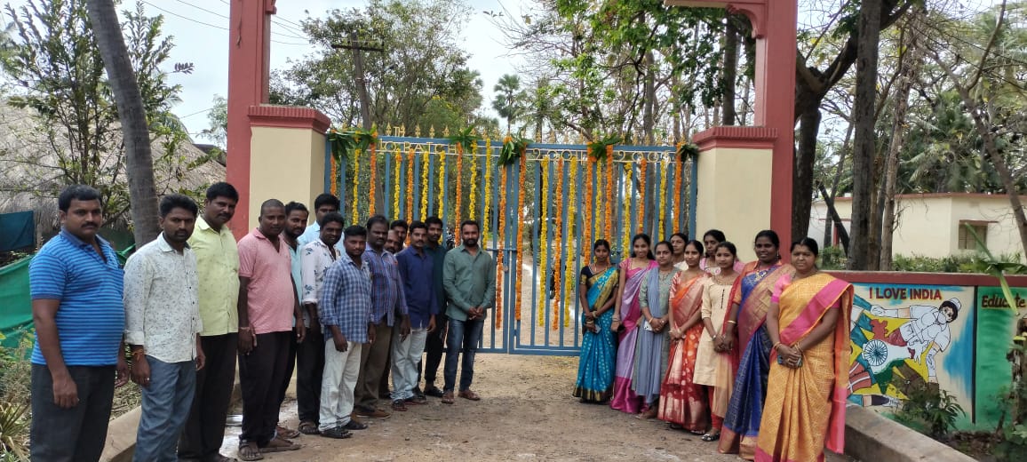 పాఠశాలకు గేటు వితరణ