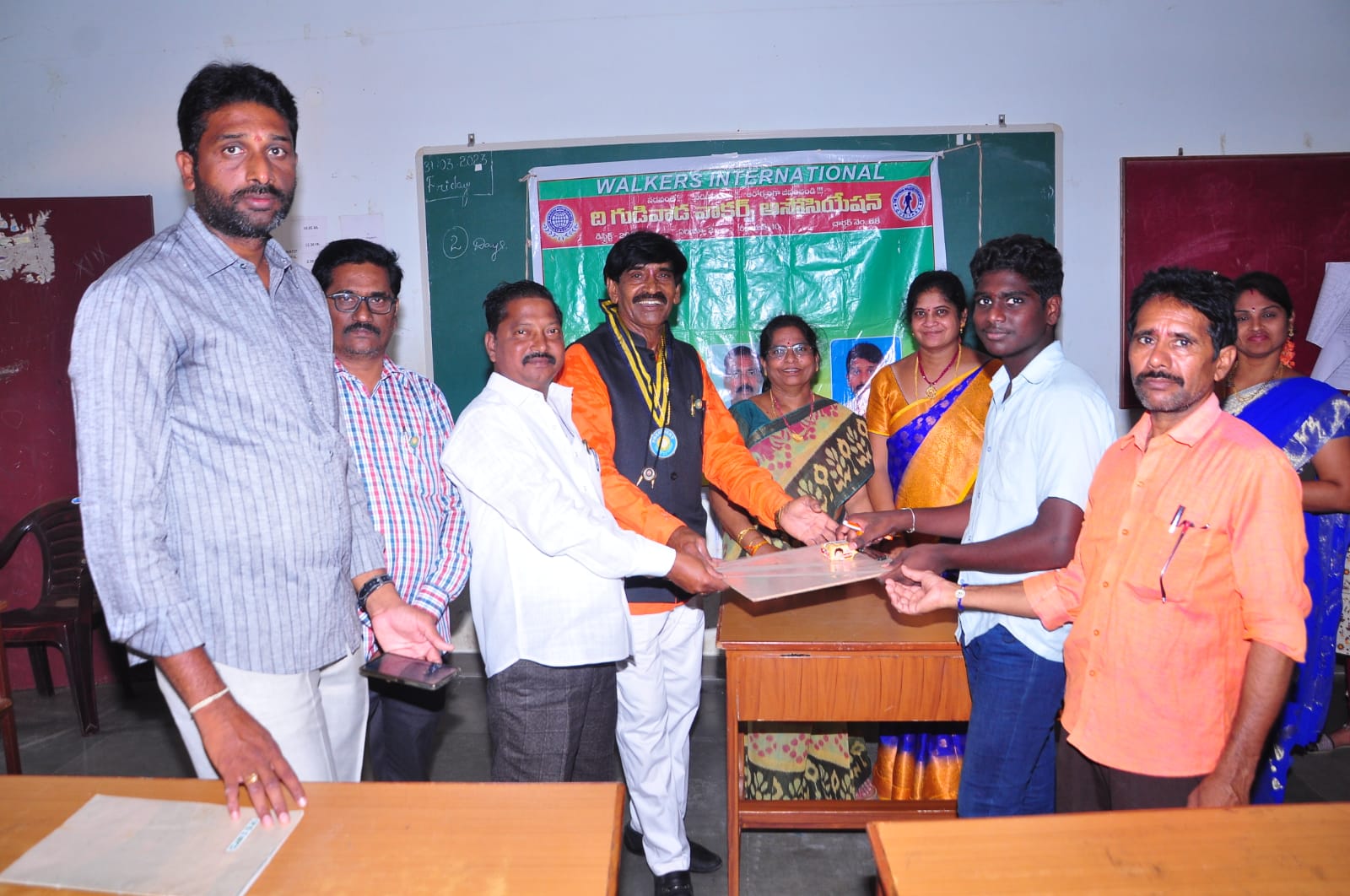 'పది' విద్యార్థులకు పరీక్ష కిట్లు పంపిణీ