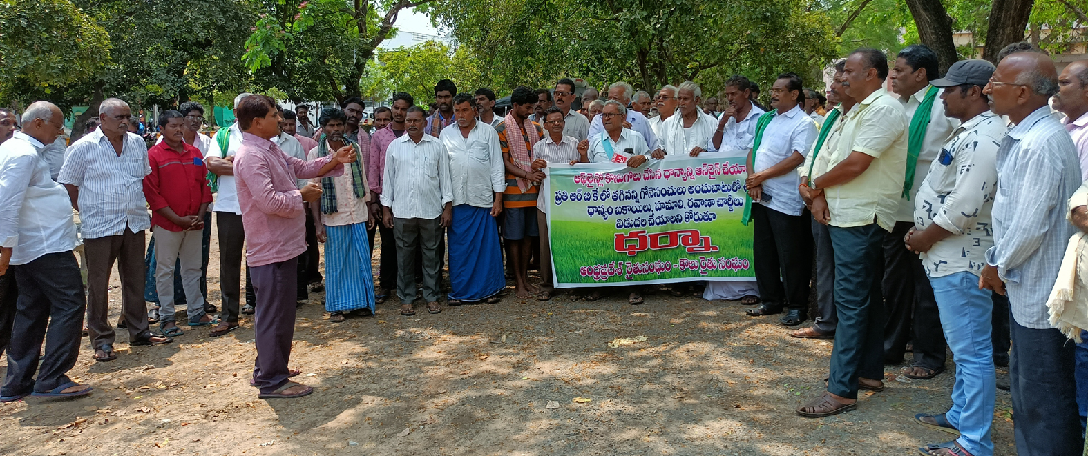 రైతుల సమస్యలు పరిష్కరించకుంటే రహదారుల దిగ్బంధం