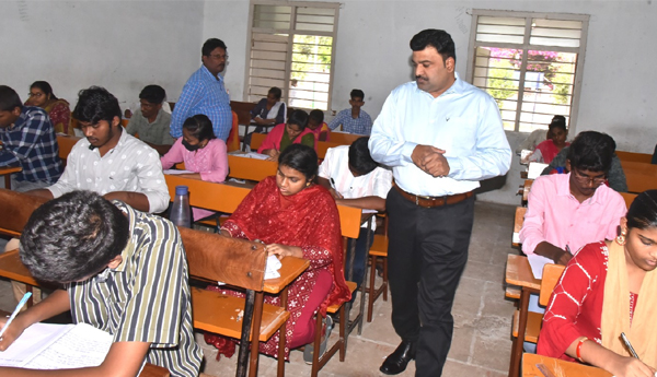 ఇంటర్‌ పరీక్షా కేంద్రాలు తనిఖీ చేసిన జిల్లా కలెక్టర్‌ రంజిత్‌ బాషా
