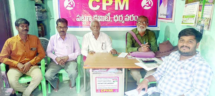  విలేఖరులతో మాట్లాడుతున్న ఎపి చేనేత కార్మికసంఘం రాష్ట్ర అధ్యక్షుడు పోలా రామాంజినేయులు