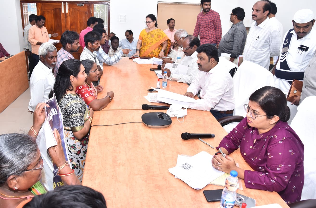 'స్పందన' సమస్యలు త్వరగా పరిష్కరించాలి : కలెక్టర్‌