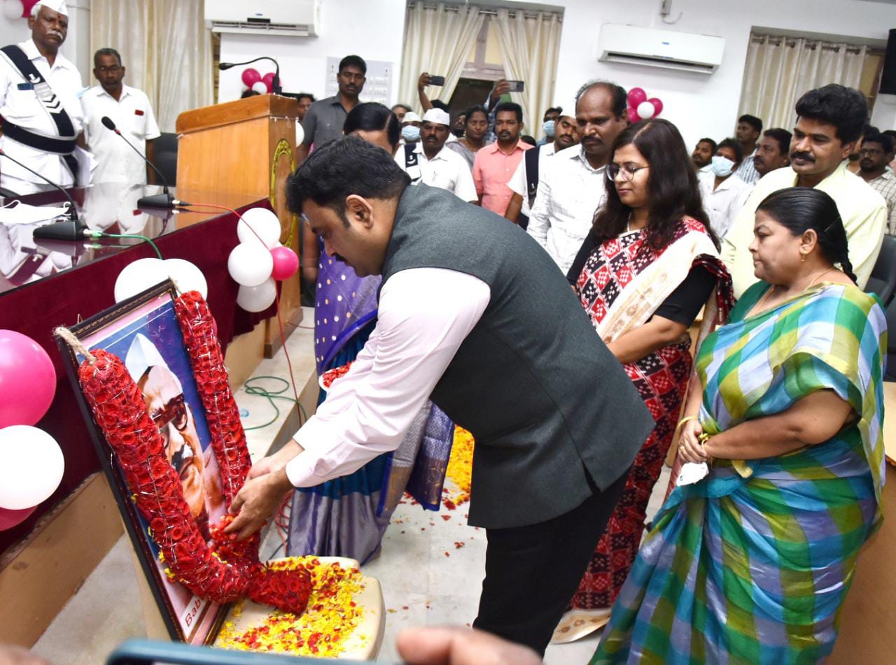 మహానీయుల జీవితాలు ఆదర్శం కావాలి : కలెక్టర్‌