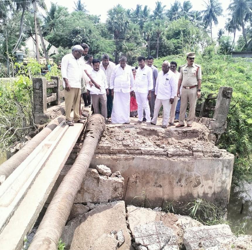 కూలిన వంతెనను పరిశీలించిన రమేష్‌బాబు