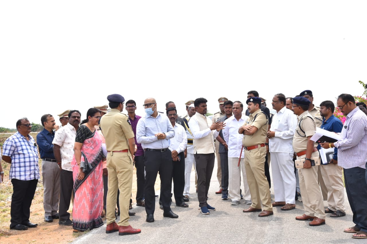 ఏర్పాట్లను పరిశీలిస్తున్న పోలీసు అధికారులు