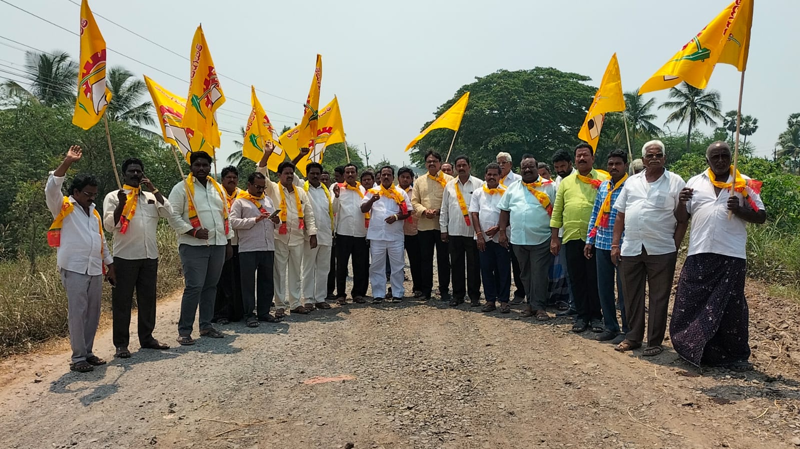 అవనిగడ్డ-కోడూరు రహదారి అధ్వానంపై టిడిపి నిరసన