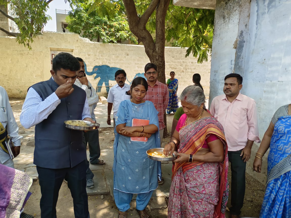పాఠశాలల్లో మెనూ తప్పనిసరి