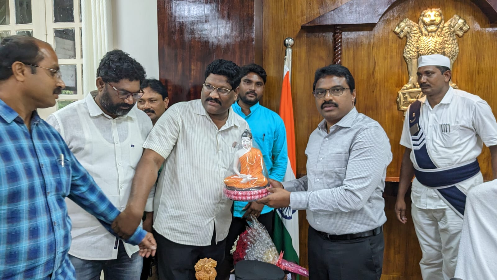 కలెక్టర్‌ను కలిసిన ఎస్సీ, ఎస్టీ ఉద్యోగ సంఘం నాయకులు