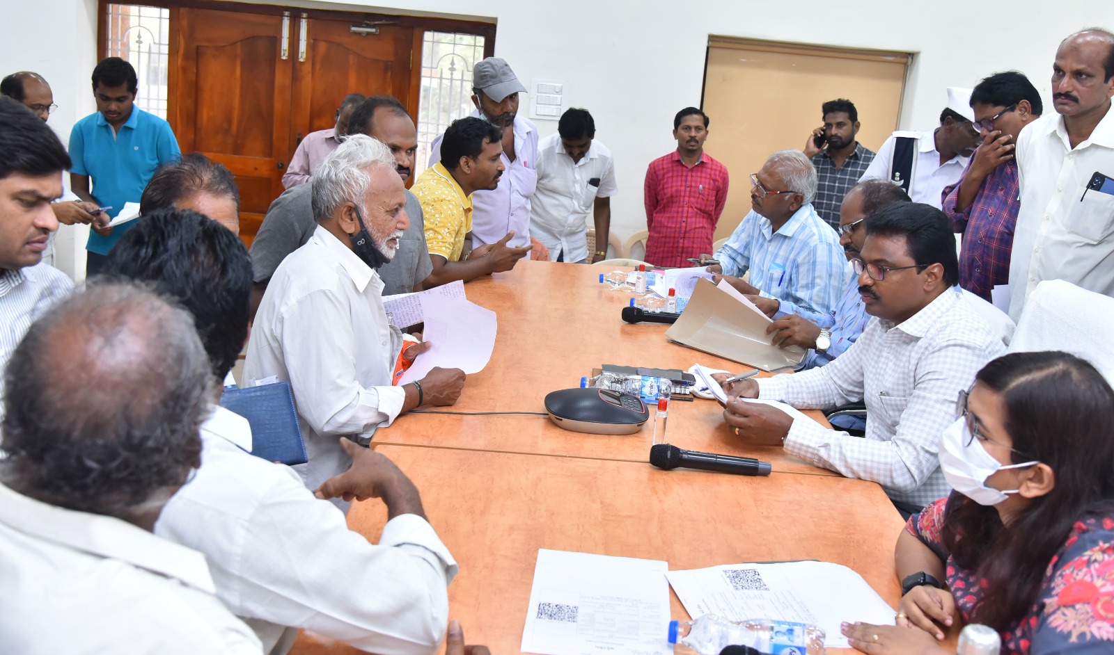 'స్పందన' అర్జీలు సకాలంలో పరిష్కరించాలి : కలక్టర్‌