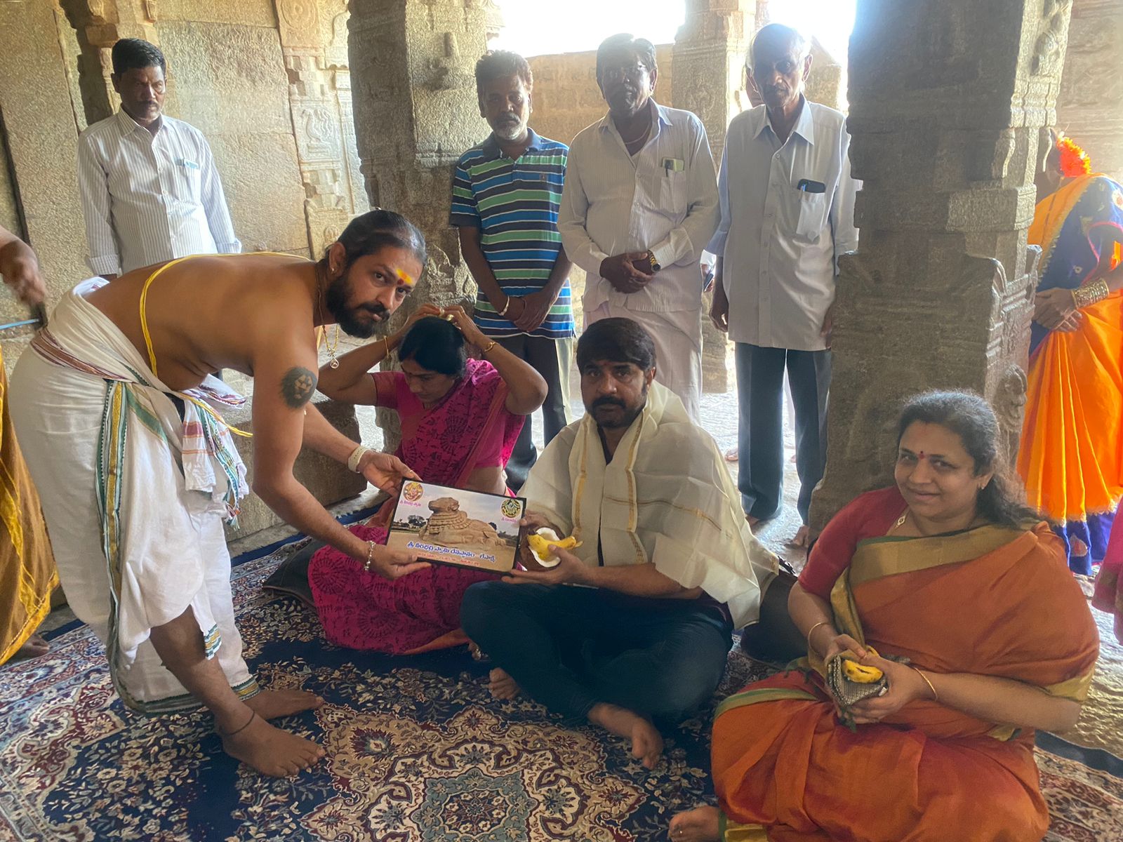 లేపాక్షి హీరో శ్రీకాంత్‌ దంపతులు