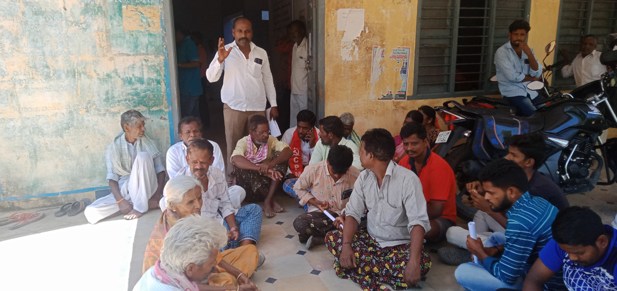 రైతులకు లీజు డబ్బులు ఇవ్వకుండా మోసం
