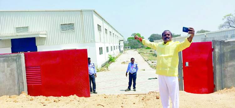   ఆగిన పని వద్ద సెల్ఫీ తీసుకుంటున్న టిడిపి రాష్ట్ర ఉపాధ్యక్షులు గుండుమల తిప్పేస్వామి