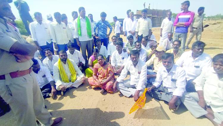 ఇసుక తరలింపును అడ్డుకుంటున్న టిడిపి శ్రేణులు