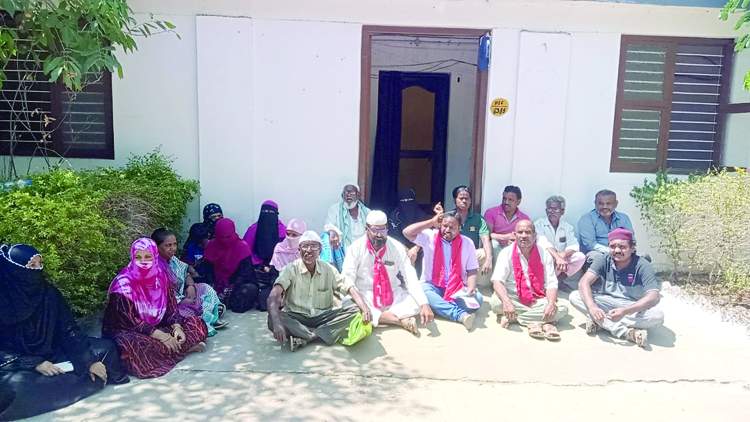 ధర్నా నిర్వహిస్తున్న సిపిఎం నాయకులు