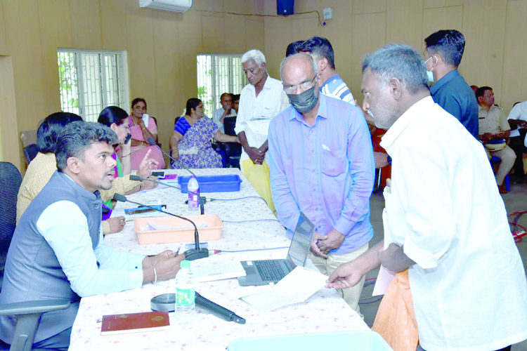 ఉద్యోగులు స్థానికంగానే నివాసం ఉండాలి : కలెక్టర్‌