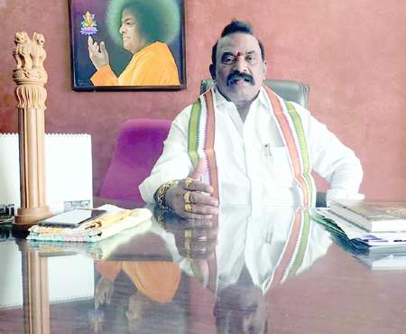   విలేకరులతో మాట్లాడుతున్న ఎఐసిసి సభ్యుడు కోటా సత్యనారాయణ
