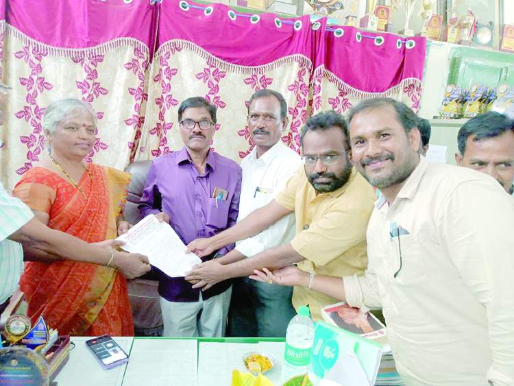 డిఇఒ మీనాక్షికి వినతిపత్రం సమర్పిస్తున్న యుటిఎఫ్‌ నాయకులు