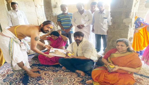 Srikanth-and-Uha-were-the-couple-who-visited-Veerabhadraswamy