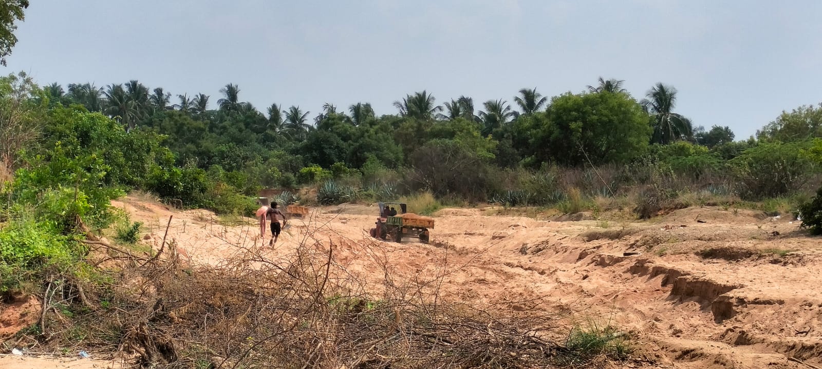 'పురం'లో రెచ్చిపోతున్న ఇసుకమాఫియా