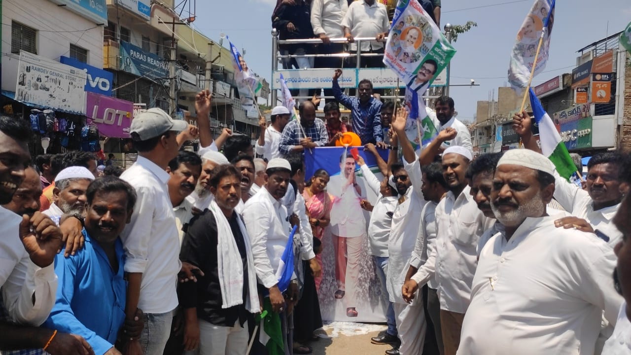 'పురం'లో రచ్చకెక్కిన ఫ్లెక్సీ వివాదం