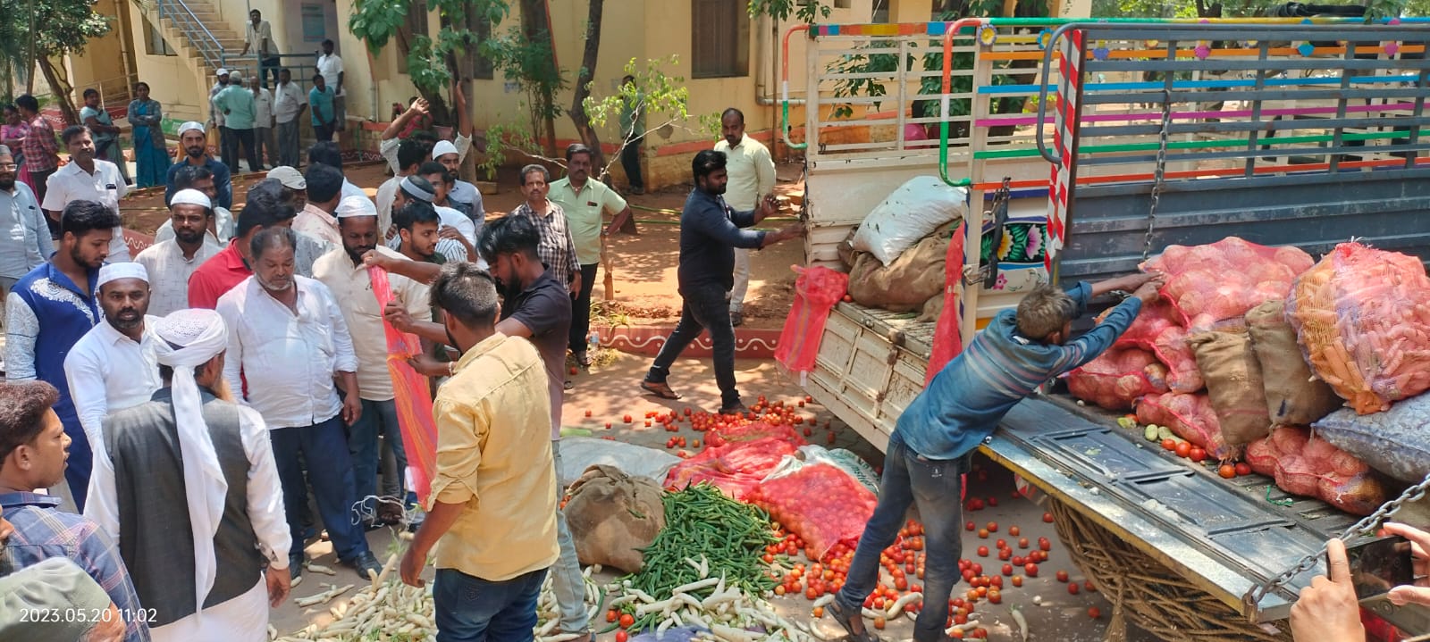 'పురం' కూరగాయల వ్యాపారుల కన్నెర్ర