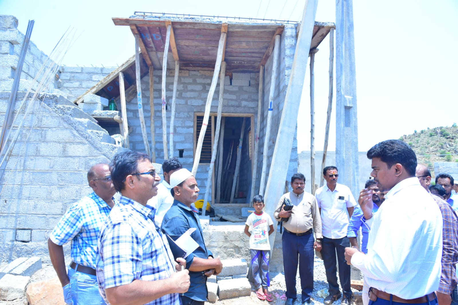 ఇళ్ల నిర్మాణాల్లో పురోగతి సాధించాలి