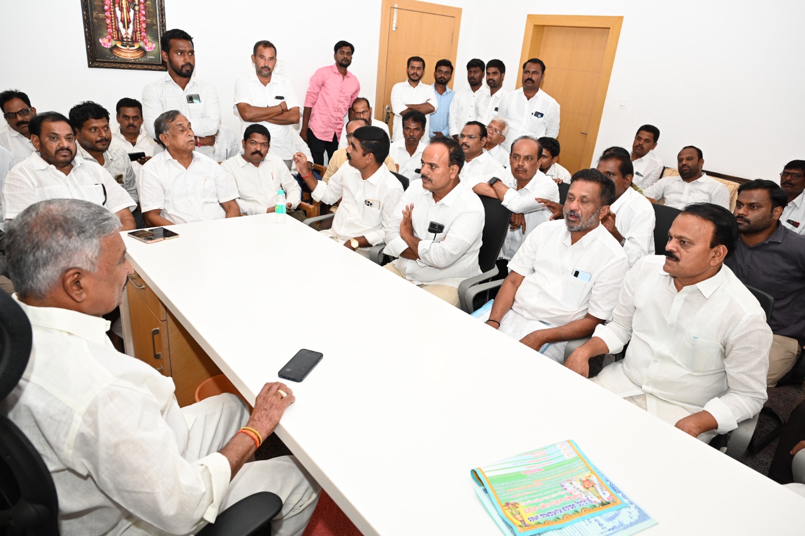పెనుకొండ అసమ్మతి నాయకులతో మంత్రి పెద్దిరెడ్డి సమావేశం