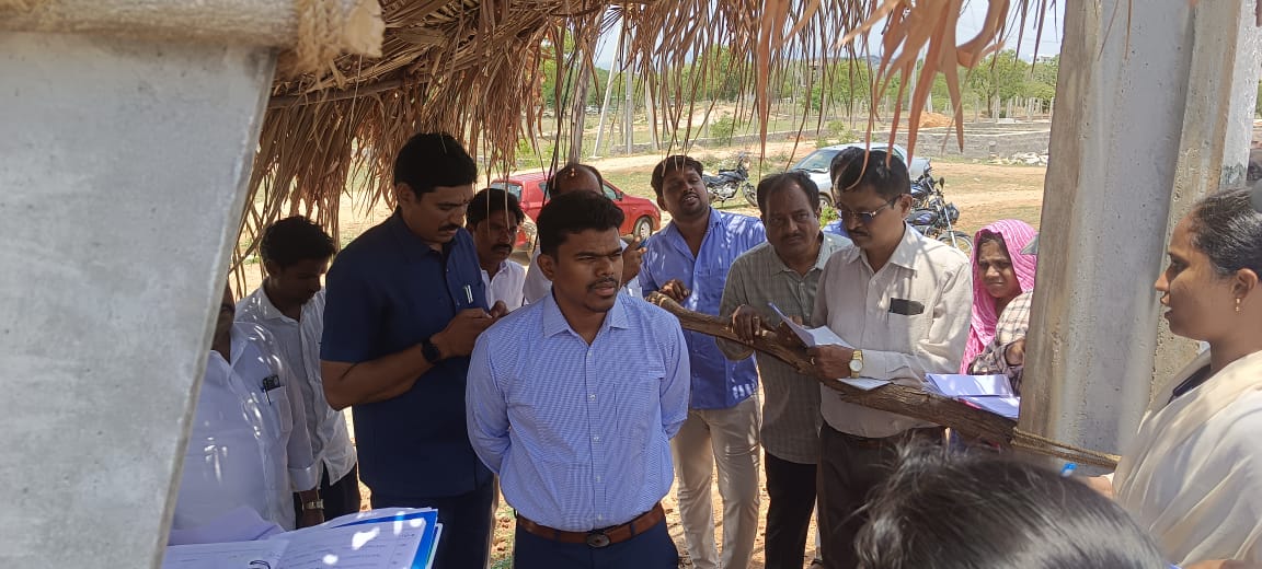 ఇళ్ల నిర్మాణాలను జాప్యం చేయొద్దు : కలెక్టర్‌