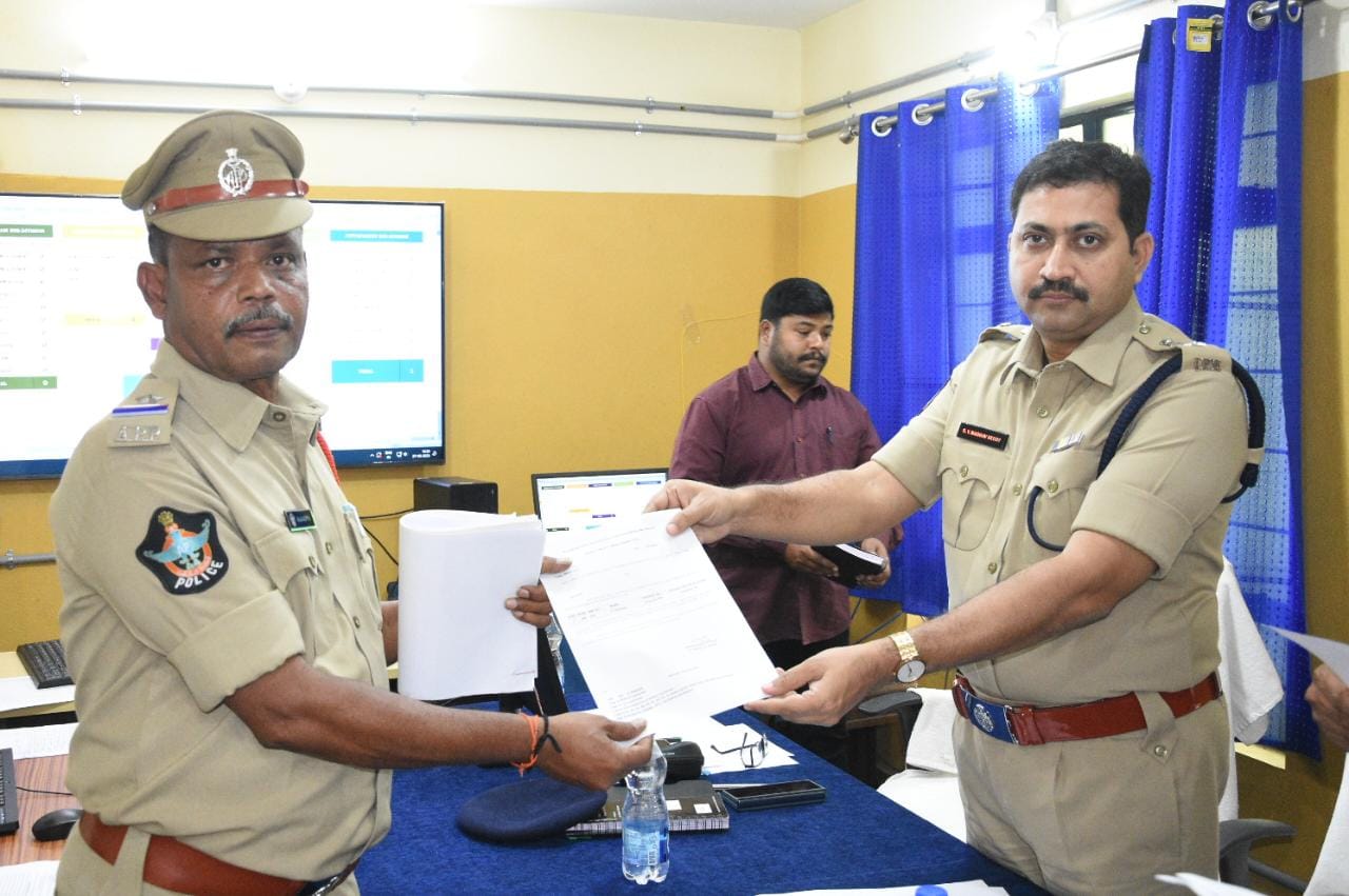 రెండోరోజు కొనసాగిన కానిస్టేబుళ్ల బదిలీలు    పుట్టపర్తి రూరల్‌ : శ్రీ సత్యసాయి జిల్లాలో పోలీసు బదిలీల ప్రక్రియ రెండవ రోజు కొనసాగింది. శనివారం జిల్లా పోలీస్‌ కార్యాలయంలో నిర్వహించిన బదిలీల్లో ఏడుగురు ఎఎస్‌ఐలు, 24 మంది హెడ్‌ కానిస్టేబుళ్లకు కౌన్సిలింగ్‌ ద్వారా బదిలీలు చేశారు. జిల్లాలో వివిధ పోలీసు స్టేషన్లలో గత ఐదు 