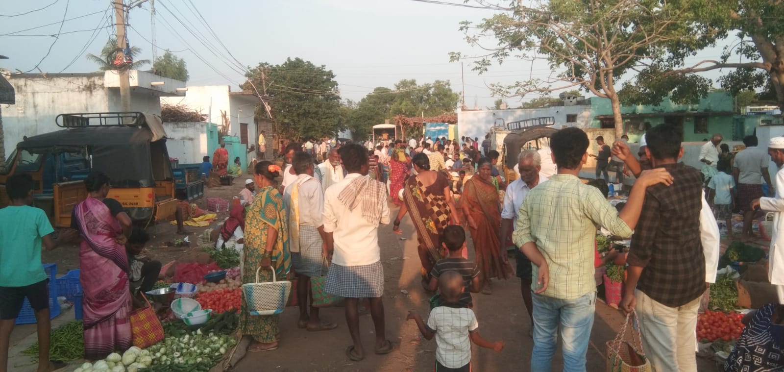 ముసలమడుగులో రోడ్డుపైన జరుగుతున్న సంత