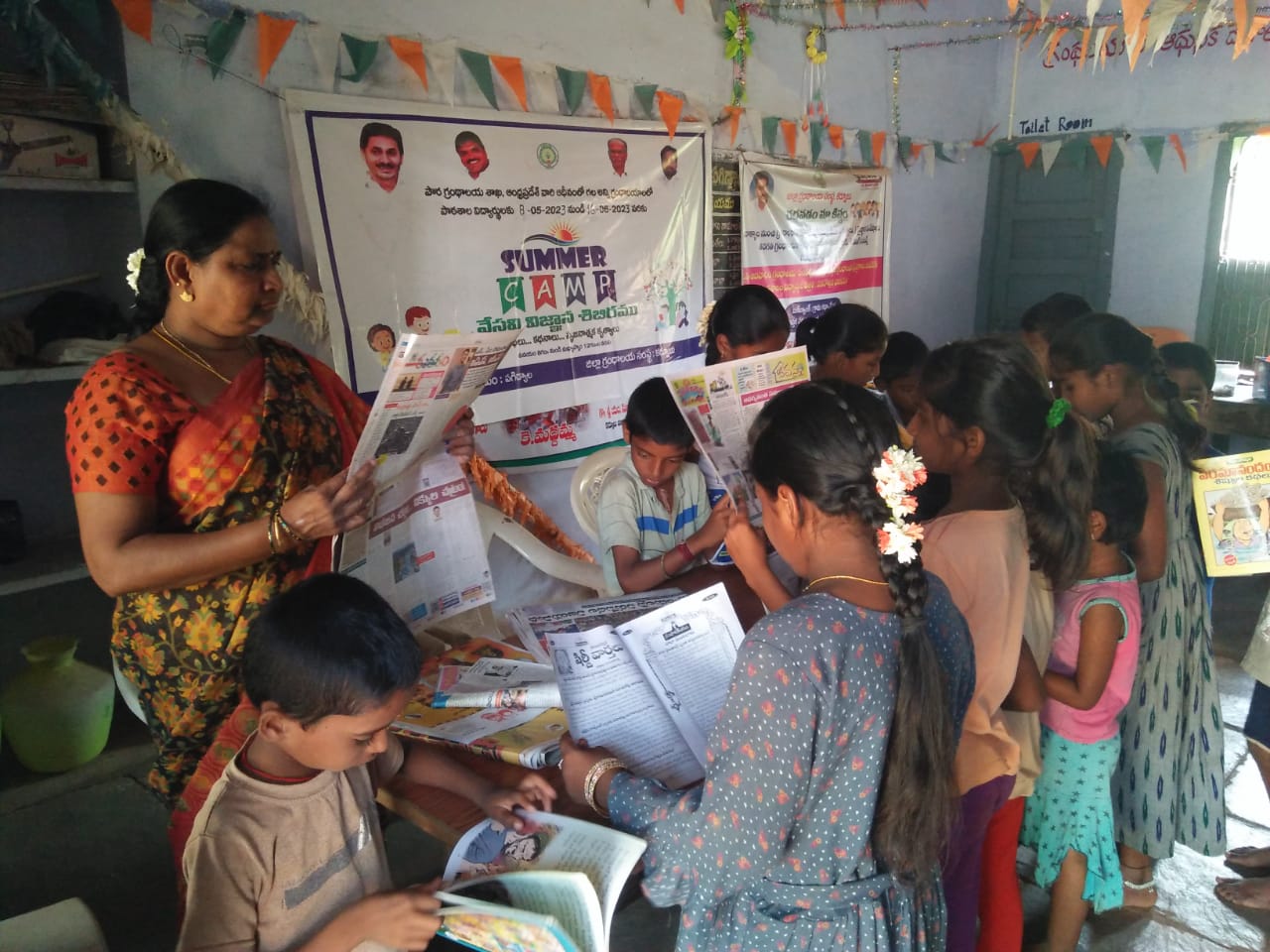 వార్తాపత్రికలను  చదివిస్తున్న గ్రంథాలయ అధికారిని మద్దమ్మ