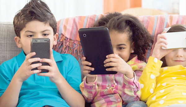 Children-should-not-be-addicted-to-phones