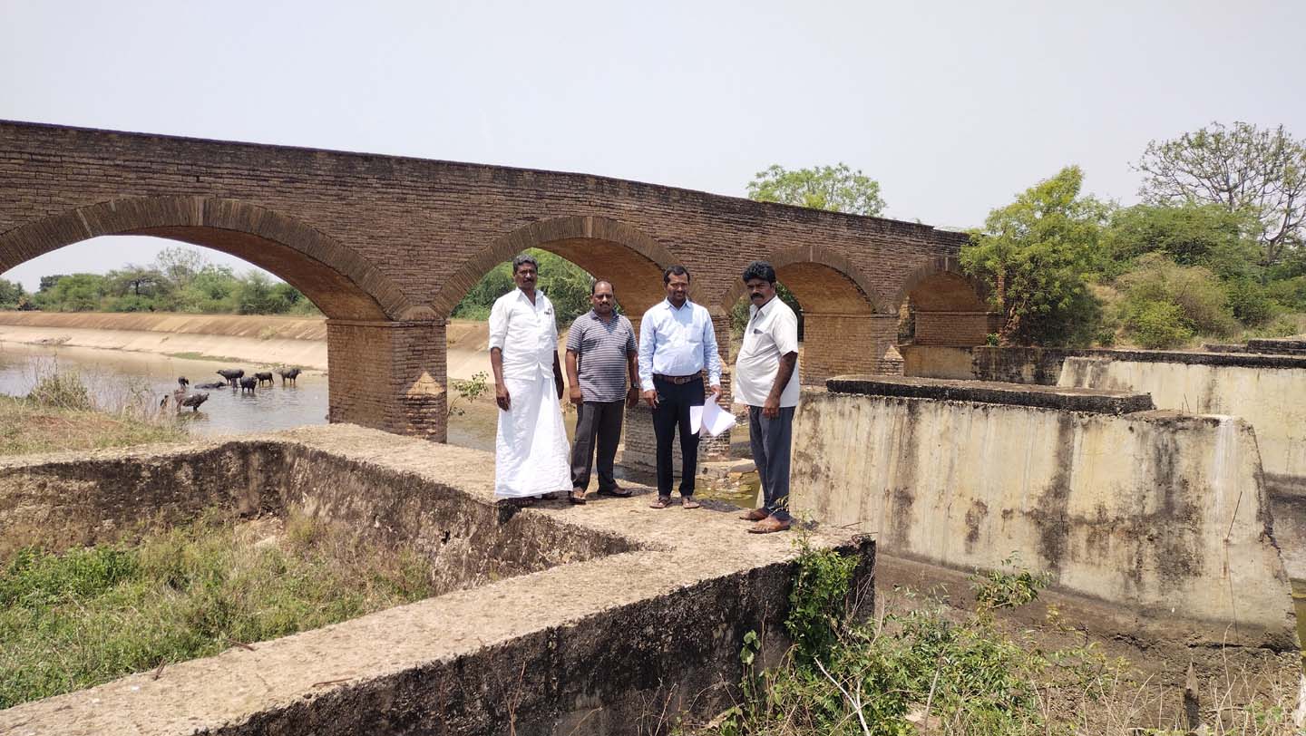 ఆగిపోయిన బ్రిడ్జి నిర్మాణాన్ని పరిశీలిస్తున్న కెసి కెనాల్‌ ఎఇఇ