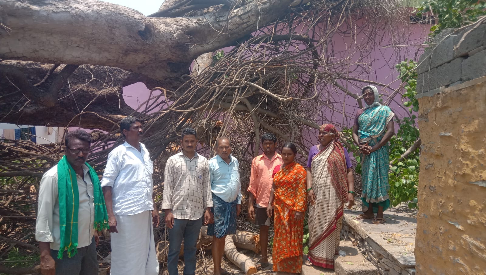 దెబ్బతిన్న ఇండ్లను పరిశీలిస్తున్న నాయకులు