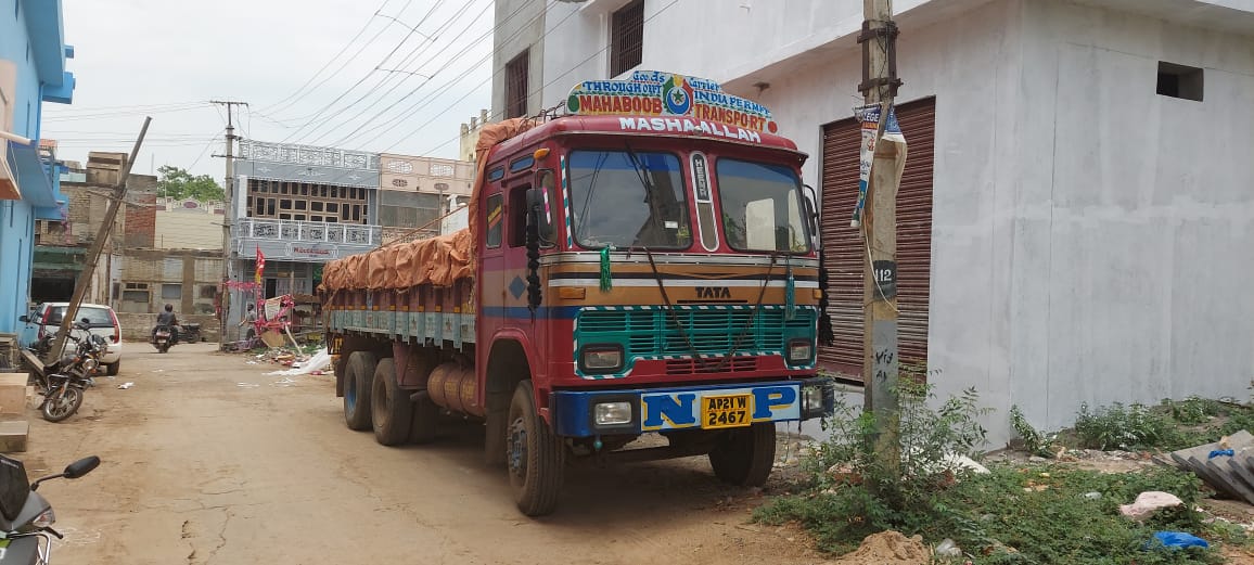 పట్టుబడిన లారీ