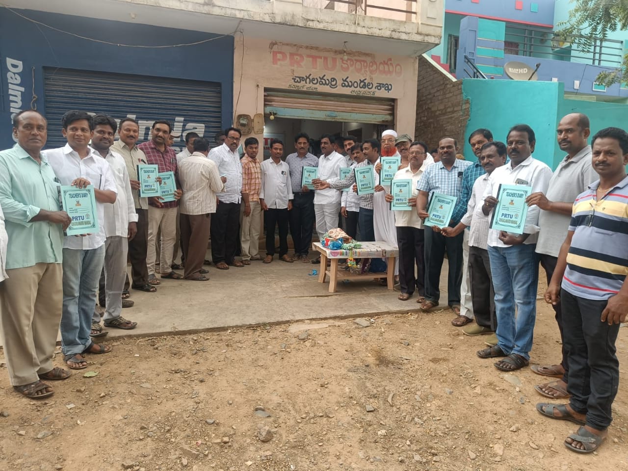 ఉపాధ్యాయ డైరీ లను ఆవిష్కరిస్తున్న ఉపాధ్యాయ ఎమ్మెల్సీ