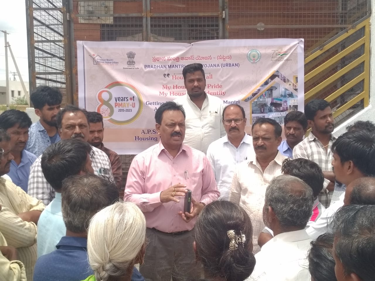 గృహ నిర్మాణాలకు ముందుకు రావాలి