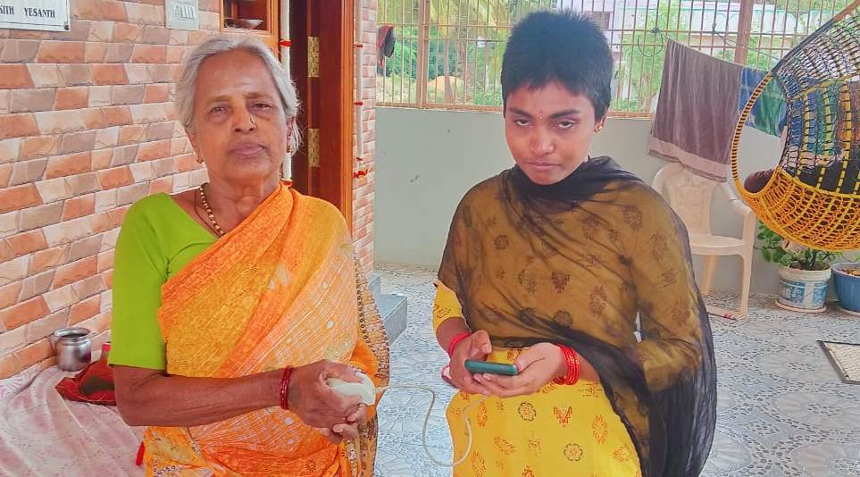 ఇంటికెళ్లి పింఛన్‌ అందజేత