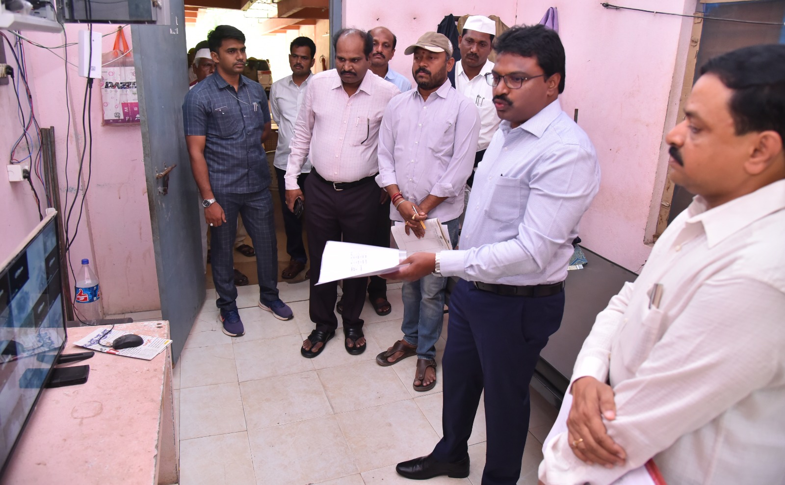 ఈవీఎం గోడౌన్‌ పరిశీలించిన కలక్టర్‌