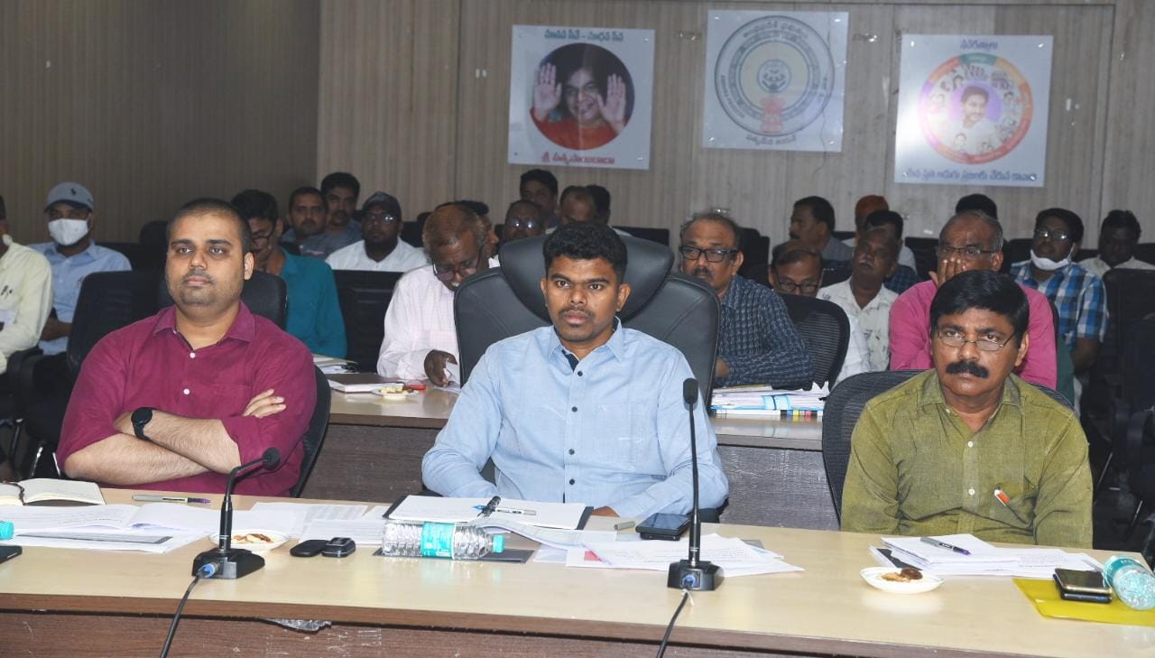 రీ సర్వే లక్ష్యాన్ని చేరుకోవాలి : కలెక్టర్‌ పి.అరుణ్‌ బాబు