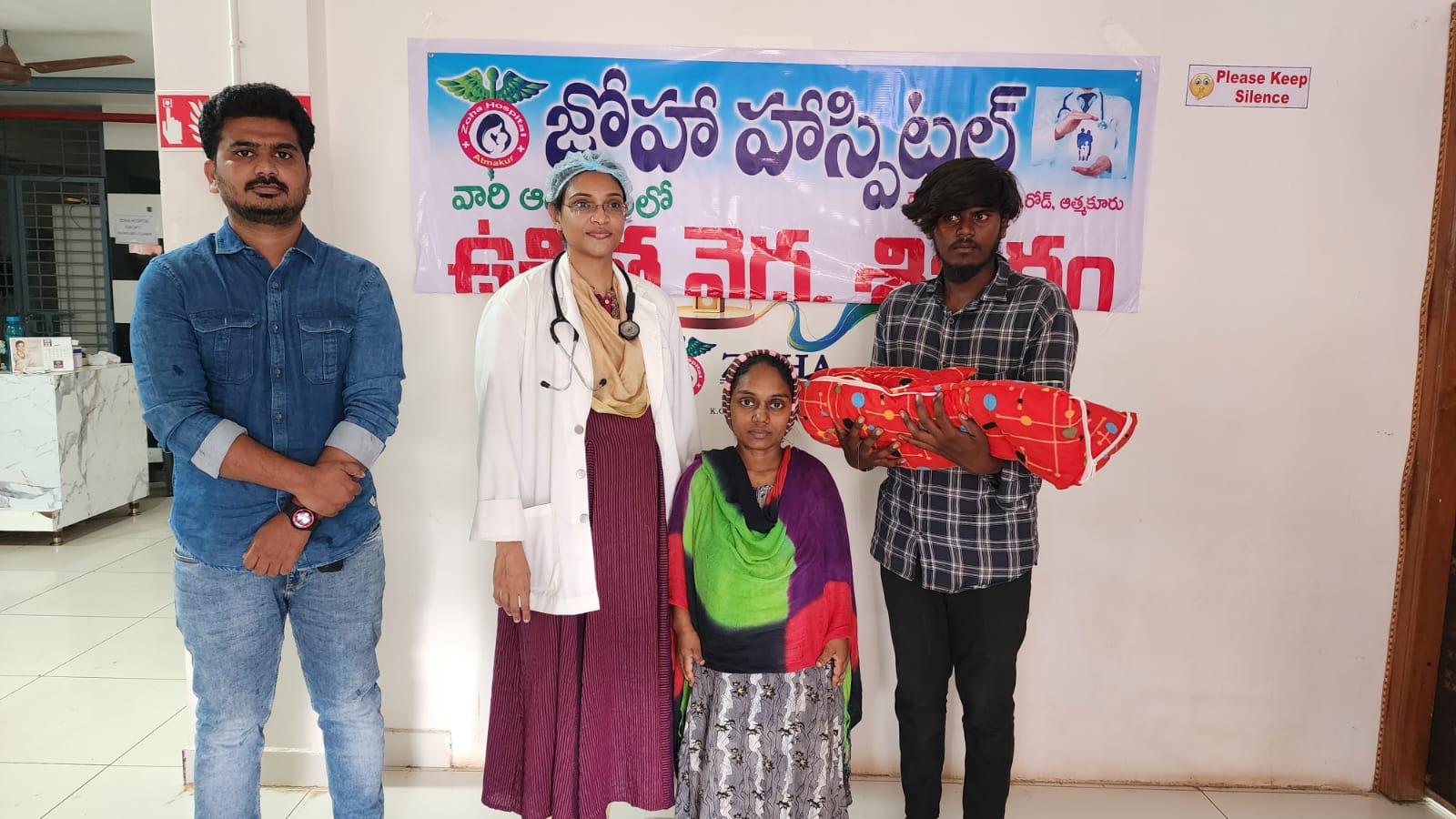 అడుగుటకు జన్మనిచ్చిన మరుగుజ్జు మహిళ వైద్య సేవలు అందించిన డాక్టర్లు